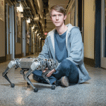 Mini cheetah là robot bốn chân đầu tiên thực hiện cú nhảy lùi