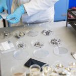 Các nhà khoa học sử dụng phương pháp xay trộn điện thoại thông minh để tiết lộ những yếu tố cấu thành.