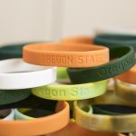 Lấy mẫu dây đeo cổ tay cho thấy phơi nhiễm hóa chất tương tự trên ba lục địa