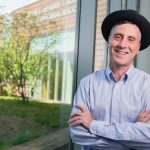 Điều này có ích hay có hại khi các phân tử có thể bẫy virus bên trong một tế bào