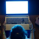 Tiếp xúc hàng ngày với ánh sáng xanh có thể làm tăng tốc độ lão hóa, ngay cả khi nó không đến mắt bạn