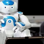 Rô bốt thừa nhận sai lầm thúc đẩy cuộc trò chuyện tốt hơn ở người